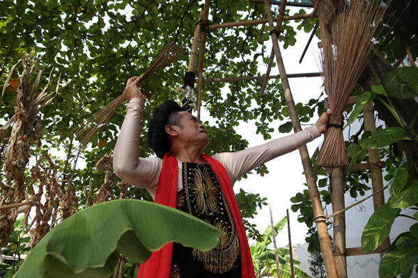 Seniman Meimura memerankan Besut Rusmini ketika memainkan wayang suket di Sanggar Anak Merdeka Indonesia, Surabaya, Jawa Timur, Senin (31/5/2021).
