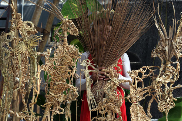 Seniman Meimura memerankan Besut Rusmini ketika memainkan wayang suket di Sanggar Anak Merdeka Indonesia, Surabaya, Jawa Timur, Senin (31/5/2021).