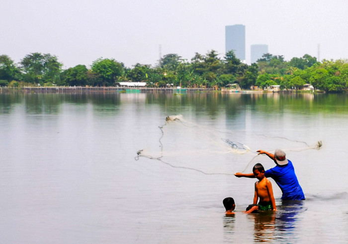 Warga mencari ikan di Situ Cipondoh, Tangerang, Banten, Senin (31/5/2021).