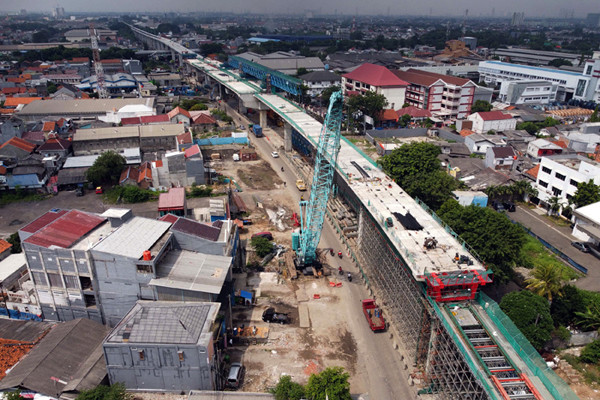 Foto udara progres pembangunan tol dalam kota Kelapa Gading - Pulo Gebang di jalan raya Bekasi, Cakung, Jakarta Timur, Senin (31/5/2021).