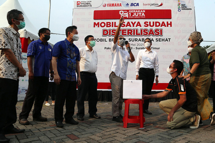 Gerakan 1 Juta Mobil Bebas Virus yang dihelat oleh Dokter Mobil Surabaya di pelataran Pakuwon City Surabaya, Jawa Timur, Senin (31/5/2021).
