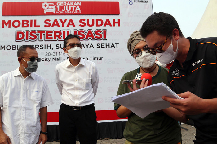 Gerakan 1 Juta Mobil Bebas Virus yang dihelat oleh Dokter Mobil Surabaya di pelataran Pakuwon City Surabaya, Jawa Timur, Senin (31/5/2021).