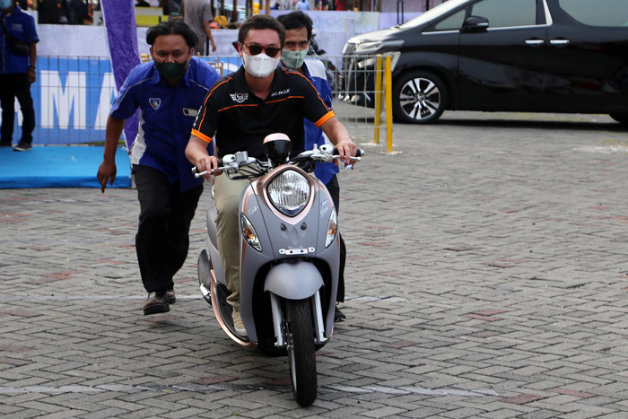 Gerakan 1 Juta Mobil Bebas Virus yang dihelat oleh Dokter Mobil Surabaya di pelataran Pakuwon City Surabaya, Jawa Timur, Senin (31/5/2021).