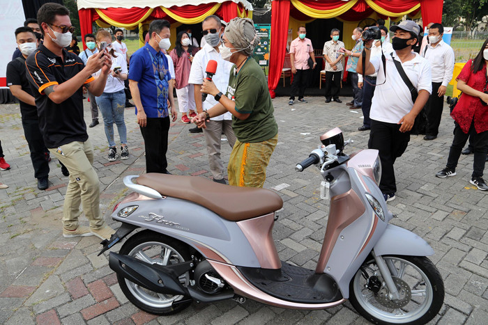 Gerakan 1 Juta Mobil Bebas Virus yang dihelat oleh Dokter Mobil Surabaya di pelataran Pakuwon City Surabaya, Jawa Timur, Senin (31/5/2021).