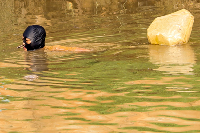 Warga mencari cacing sutra untuk pakan ikan cupang di Banjir Kanal Barat, Jakarta Barat, Selasa (1/6/2021).