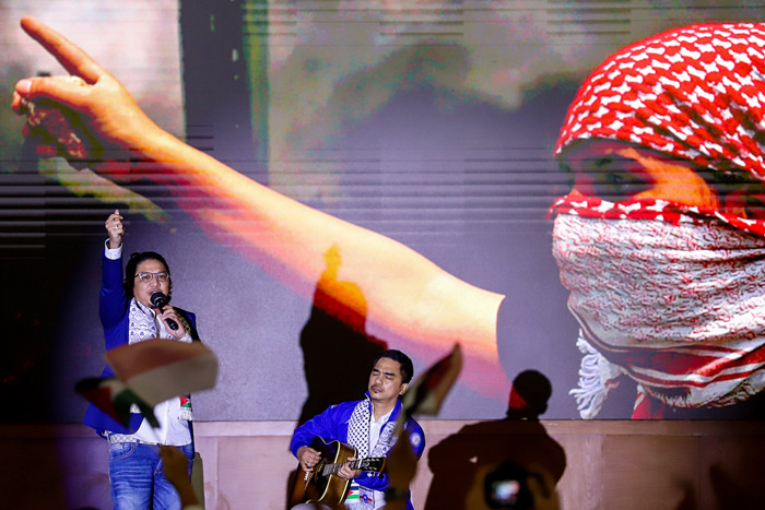 Pasha dan Enda Ungu mnyanyikan lagu bertajuk Pasti Ada Harapan dalam acara Penggalangan Dana Kemanusiaan untuk Palestina di Gedung DPR, Selasa (1/6/2021).
