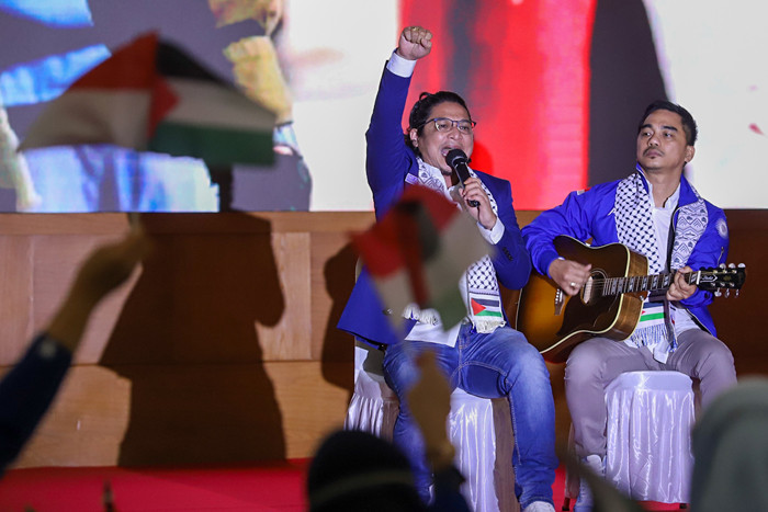 Pasha dan Enda Ungu mnyanyikan lagu bertajuk Pasti Ada Harapan dalam acara Penggalangan Dana Kemanusiaan untuk Palestina di Gedung DPR, Selasa (1/6/2021).