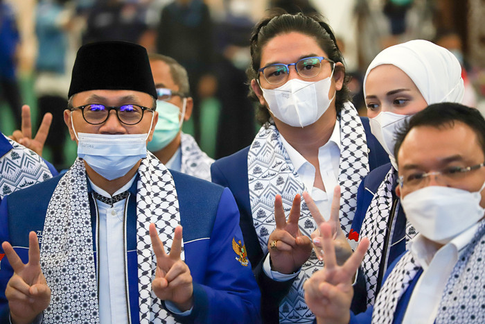 Pasha dan Enda Ungu mnyanyikan lagu bertajuk Pasti Ada Harapan dalam acara Penggalangan Dana Kemanusiaan untuk Palestina di Gedung DPR, Selasa (1/6/2021).