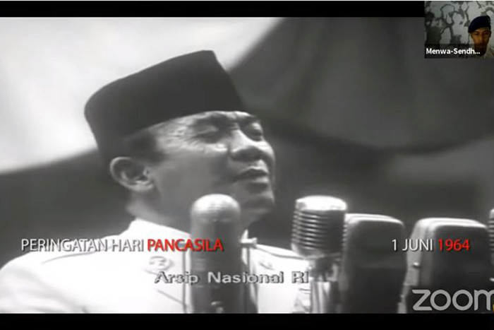 Peserta mengikuti Upacara Peringatan Hari Lahir Pancasila secara Virtual yang dihelat oleh Universitas 17 Agustus 1945 Surabaya, Selasa (1/6/2021).