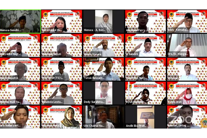 Peserta mengikuti Upacara Peringatan Hari Lahir Pancasila secara Virtual yang dihelat oleh Universitas 17 Agustus 1945 Surabaya, Selasa (1/6/2021).