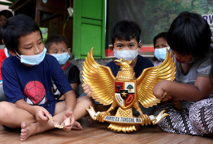 Peringatan Hari Lahir Pancasila di Kampung Tematik Kampung Teras Pancasila, Karang Tengah, Tangerang, Banten, Selasa (1/6/2021).