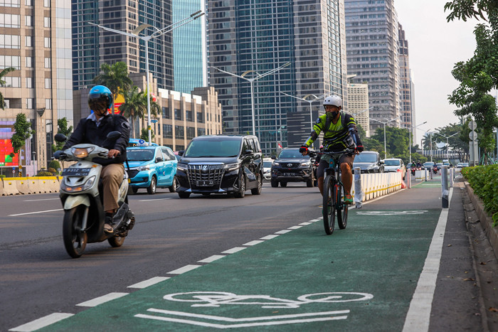 Pesepeda melintas di jalur Sepeda Jalan Jenderal Sudirman, Jakarta Pusat, Selasa (1/6/2021).