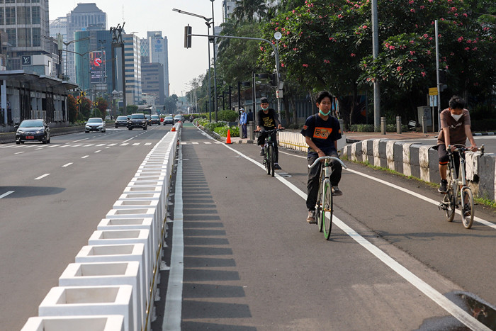Pesepeda melintas di jalur Sepeda Jalan Jenderal Sudirman, Jakarta Pusat, Selasa (1/6/2021).