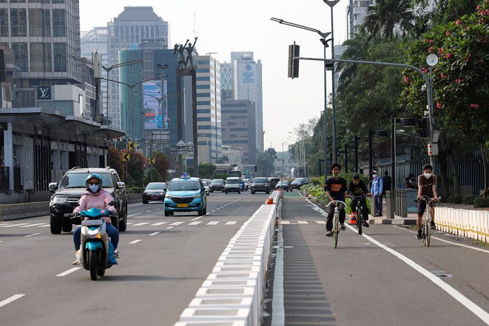 Pesepeda melintas di jalur Sepeda Jalan Jenderal Sudirman, Jakarta Pusat, Selasa (1/6/2021).