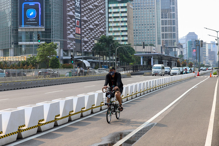 Pesepeda melintas di jalur Sepeda Jalan Jenderal Sudirman, Jakarta Pusat, Selasa (1/6/2021).