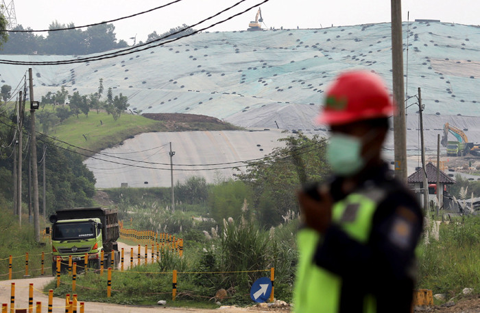 Petugas berjaga untuk mengawasi proses pengolahan limbah bahan beracun dan berbahaya (B3) di lokasi eco-landfill di Nambo, Kabupaten Bogor, Senin (31/5/2021).