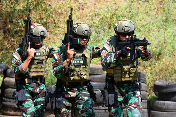 Prajurit Batalyon Intai Amfibi 2 Marinir menunjukkan kemampuan menembak Marksmanship saat latihan di Situbondo, Jawa Timur, Selasa (1/6/2021).