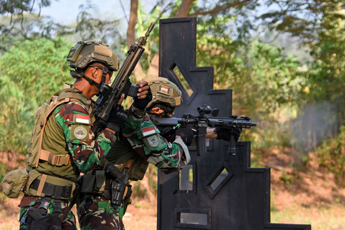Prajurit Batalyon Intai Amfibi 2 Marinir menunjukkan kemampuan menembak Marksmanship saat latihan di Situbondo, Jawa Timur, Selasa (1/6/2021).