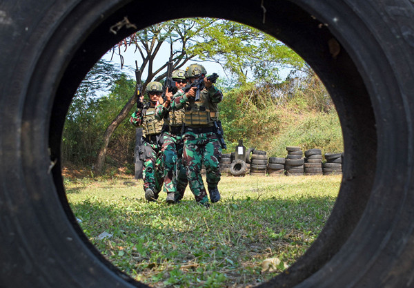 Prajurit Batalyon Intai Amfibi 2 Marinir menunjukkan kemampuan menembak Marksmanship saat latihan di Situbondo, Jawa Timur, Selasa (1/6/2021).