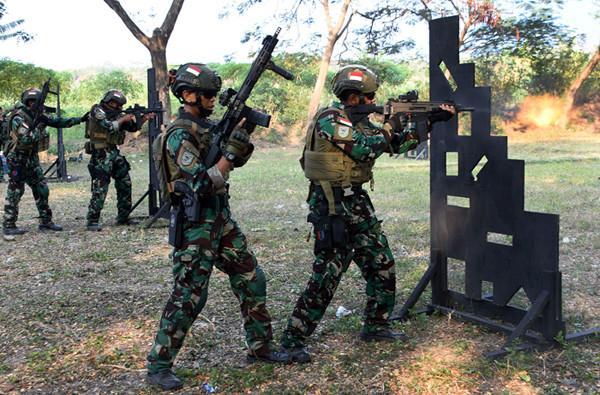 Prajurit Batalyon Intai Amfibi 2 Marinir menunjukkan kemampuan menembak Marksmanship saat latihan di Situbondo, Jawa Timur, Selasa (1/6/2021).