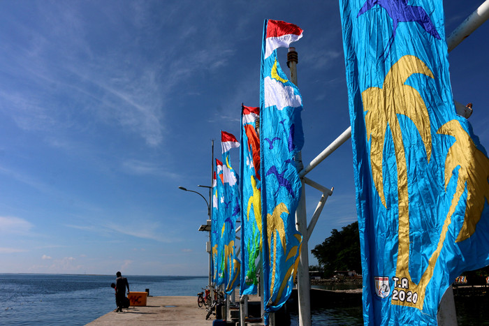 Unit Kerja Teknis 2 Kepulauan Seribu memasang Umbul-umbul serta bendera merah putih disepanjang dermaga dan jalan protokol Pulau Pramuka, Selasa (1/6/2021).