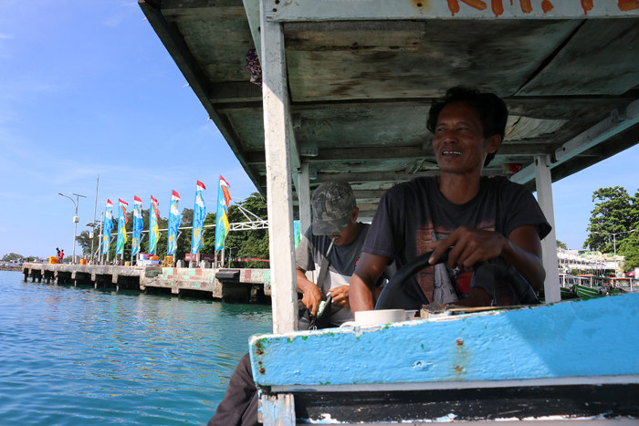 Unit Kerja Teknis 2 Kepulauan Seribu memasang Umbul-umbul serta bendera merah putih disepanjang dermaga dan jalan protokol Pulau Pramuka, Selasa (1/6/2021).