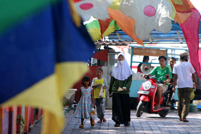 Unit Kerja Teknis 2 Kepulauan Seribu memasang Umbul-umbul serta bendera merah putih disepanjang dermaga dan jalan protokol Pulau Pramuka, Selasa (1/6/2021).