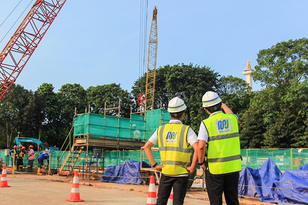 Pekerja menyelesaikan proyek pembangunan MRT Jakarta Fase II di kawasan Monas, Jakarta Pusat, Senin (31/5/2021).