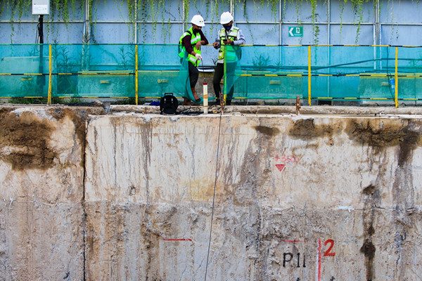 Pekerja menyelesaikan proyek pembangunan MRT Jakarta Fase II di kawasan Monas, Jakarta Pusat, Senin (31/5/2021).