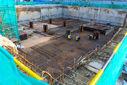Pekerja menyelesaikan proyek pembangunan MRT Jakarta Fase II di kawasan Monas, Jakarta Pusat, Senin (31/5/2021).