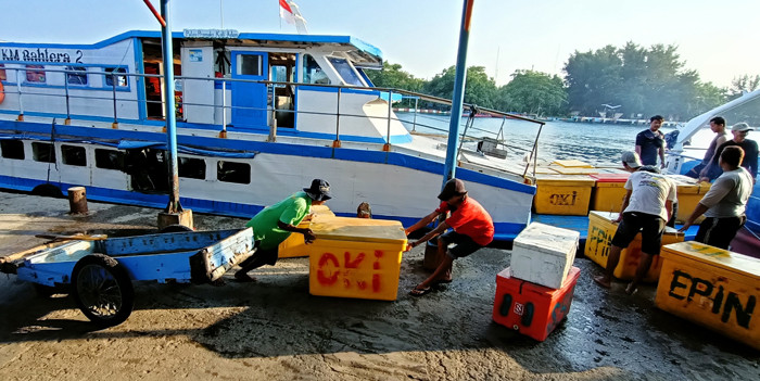 Suasana aktivitas ojek perahu antar pulau di Dermaga Pelabuhan Pulau Panggang, Kepulauan Seribu Utara, Provinsi DKI Jakarta, Selasa (1/6/2021).