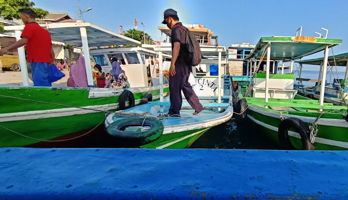 Suasana aktivitas ojek perahu antar pulau di Dermaga Pelabuhan Pulau Panggang, Kepulauan Seribu Utara, Provinsi DKI Jakarta, Selasa (1/6/2021).