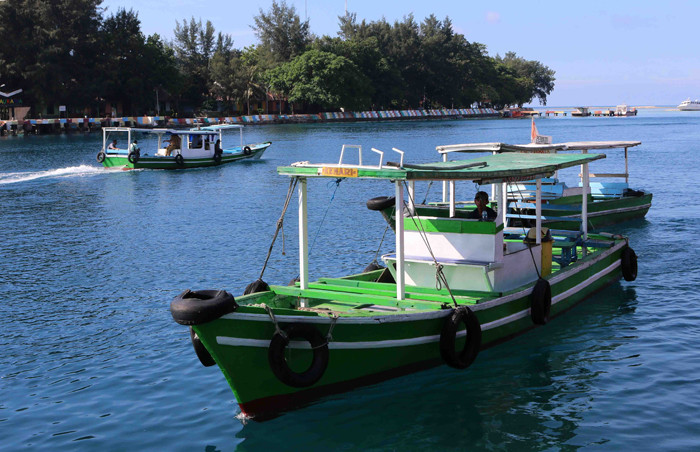 Suasana aktivitas ojek perahu antar pulau di Dermaga Pelabuhan Pulau Panggang, Kepulauan Seribu Utara, Provinsi DKI Jakarta, Selasa (1/6/2021).