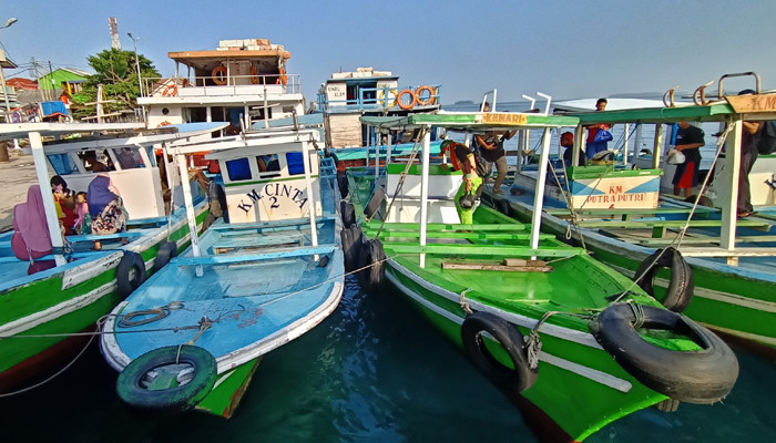 Suasana aktivitas ojek perahu antar pulau di Dermaga Pelabuhan Pulau Panggang, Kepulauan Seribu Utara, Provinsi DKI Jakarta, Selasa (1/6/2021).