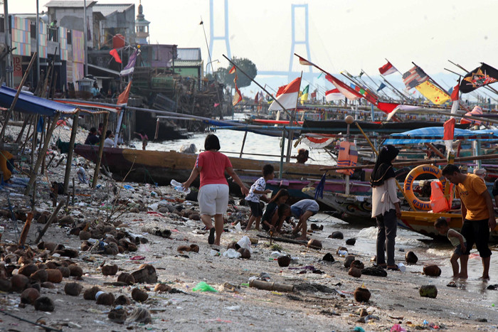 Pengunjung bermain di Pantai Kenjeran Surabaya, Jawa Timur, Selasa (1/6/2021).