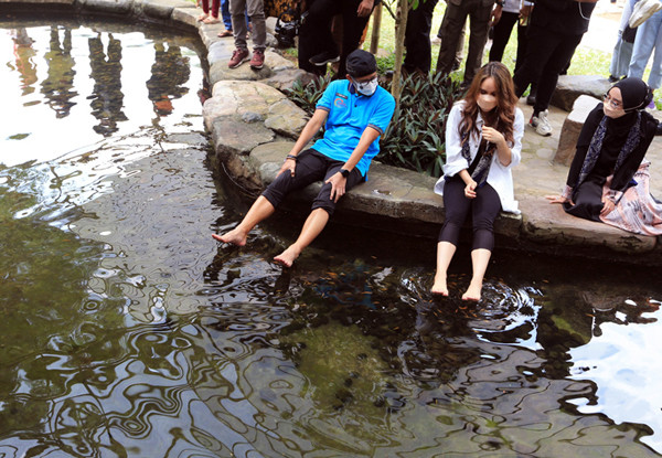 Menparekraf Sandiaga Salahuddin Uno bersama Publik Figur Cinta Laura mengunjungi Desa Wisata Cibuntu di Desa Cibuntu, Kabupaten Kuningan, Senin (31/5/2021).