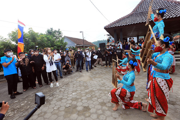 Menparekraf Sandiaga Salahuddin Uno bersama Publik Figur Cinta Laura mengunjungi Desa Wisata Cibuntu di Desa Cibuntu, Kabupaten Kuningan, Senin (31/5/2021).