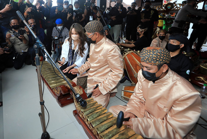 Menparekraf Sandiaga Salahuddin Uno bersama Publik Figur Cinta Laura mengunjungi Desa Wisata Cibuntu di Desa Cibuntu, Kabupaten Kuningan, Senin (31/5/2021).
