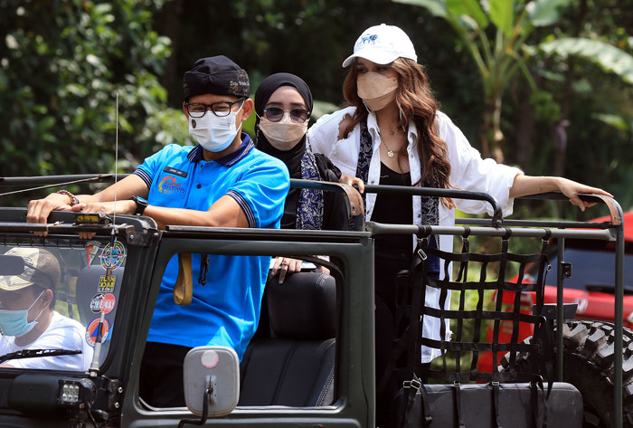 Menparekraf Sandiaga Salahuddin Uno bersama Publik Figur Cinta Laura mengunjungi Desa Wisata Cibuntu di Desa Cibuntu, Kabupaten Kuningan, Senin (31/5/2021).