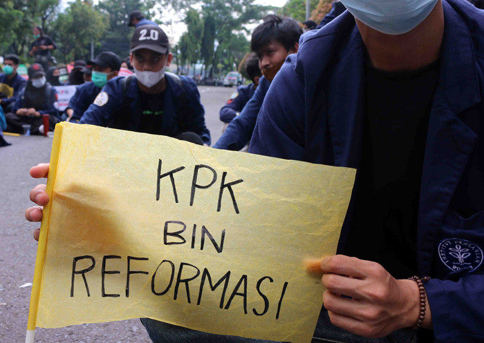 Massa dari Badan Eksekutif Mahasiswa, Keluarga Mahasiswa (KM) IPB University melakukan aksi unjuk rasa di kawasan Gedung KPK, Jakarta, Rabu (2/6/2021).