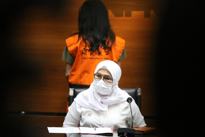 Tersangka Wakil Direktur PT Adonara Propertindo Anja Runtuwene menggunakan rompi tahanan saat berada di mobil tahanan KPK, Jakarta, Rabu (2/6/2021).