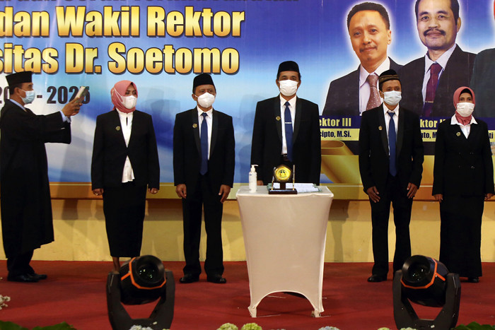 Menkopolhukam Mahfud MD, memberikan ucapan selamat pada Rektor Universitas Dr. Soetomo Surabaya di Unitomo Surabaya, Jawa Timur, Rabu (2/6/2021).