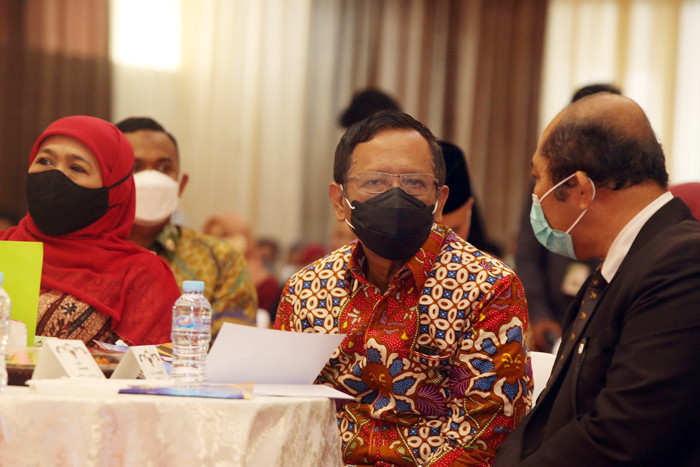 Menkopolhukam Mahfud MD, memberikan ucapan selamat pada Rektor Universitas Dr. Soetomo Surabaya di Unitomo Surabaya, Jawa Timur, Rabu (2/6/2021).