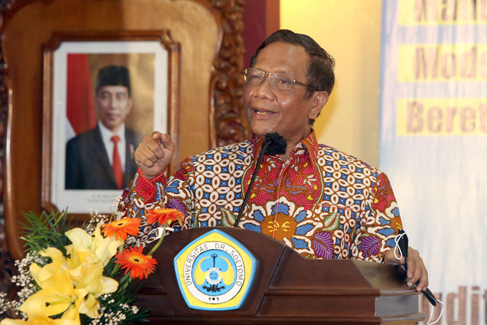Menkopolhukam Mahfud MD, memberikan ucapan selamat pada Rektor Universitas Dr. Soetomo Surabaya di Unitomo Surabaya, Jawa Timur, Rabu (2/6/2021).