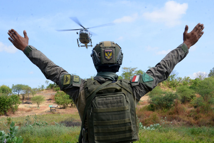 Prajurit Batalyon Intai Amfibi 2 Marinir melaksanakan latihan Fastrope dan Stabo di Pusat Latihan Pertempuran Korps Marinir 5 Baluran, Rabu (2/6/2021).