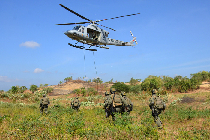 Prajurit Batalyon Intai Amfibi 2 Marinir melaksanakan latihan Fastrope dan Stabo di Pusat Latihan Pertempuran Korps Marinir 5 Baluran, Rabu (2/6/2021).
