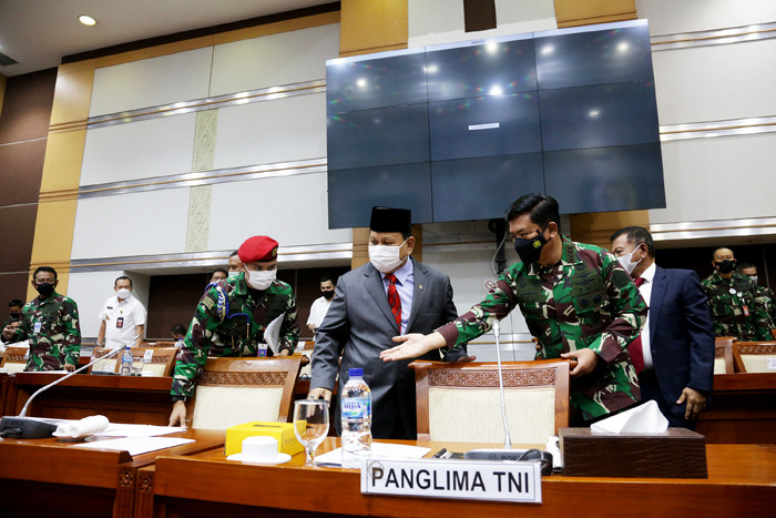 Menteri Pertahanan Prabowo Subianto menghadiri rapat kerja dengan Komisi I DPR di kompleks parlemen, Senayan, Jakarta, Rabu (2/6/2021).