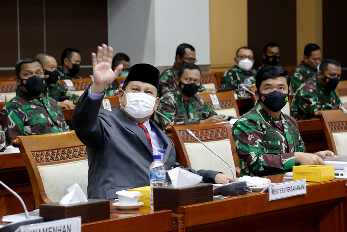 Menteri Pertahanan Prabowo Subianto menghadiri rapat kerja dengan Komisi I DPR di kompleks parlemen, Senayan, Jakarta, Rabu (2/6/2021).