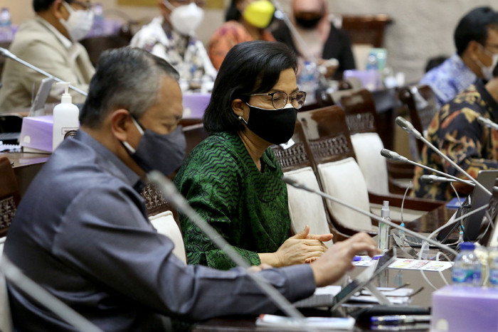 Menkeu Sri Mulyani Indrawati bersama Gubernur BI Perry Warjiyo mengikuti Rapat Kerja dengan Komisi XI DPR di Kompleks Parlemen, Jakarta, Rabu (2/6/2021).