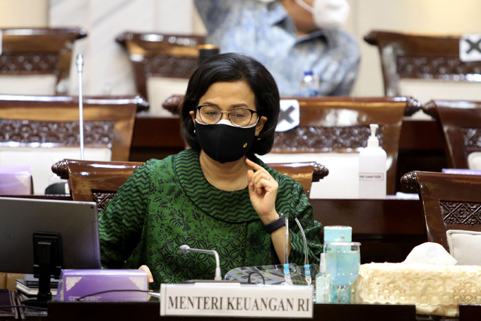 Menkeu Sri Mulyani Indrawati bersama Gubernur BI Perry Warjiyo mengikuti Rapat Kerja dengan Komisi XI DPR di Kompleks Parlemen, Jakarta, Rabu (2/6/2021).